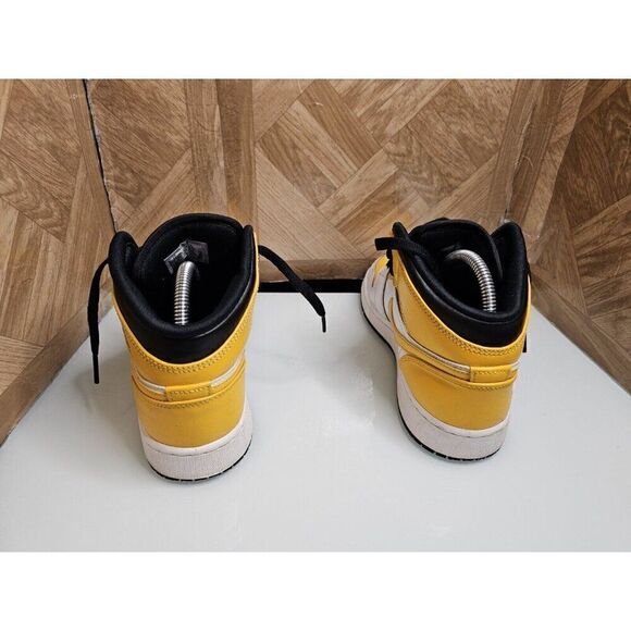 Jordan 1 Mid Women's University Gold Yellow Size 7.5. 623 - Picture 3 of 11